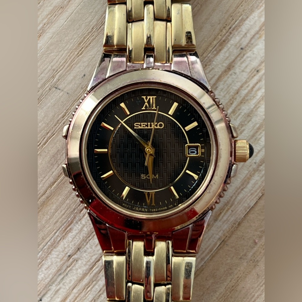 Seiko Rare Ladies Watch Gold-Tone Bracelet Case Hands Black Carbon Fiber Dial